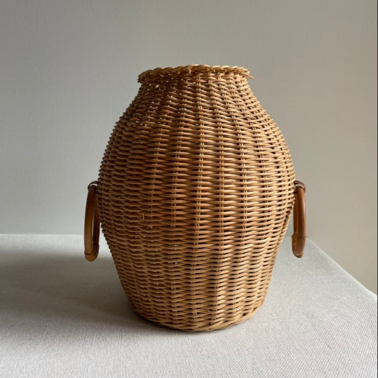Wicker vase with ring details on sides