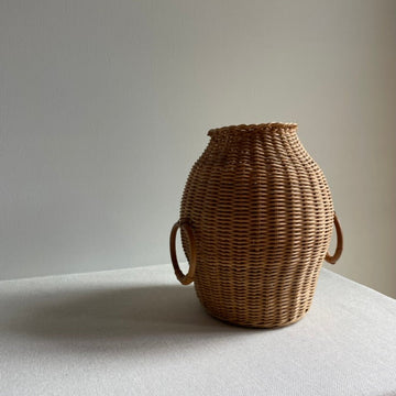 Wicker vase with ring details on sides