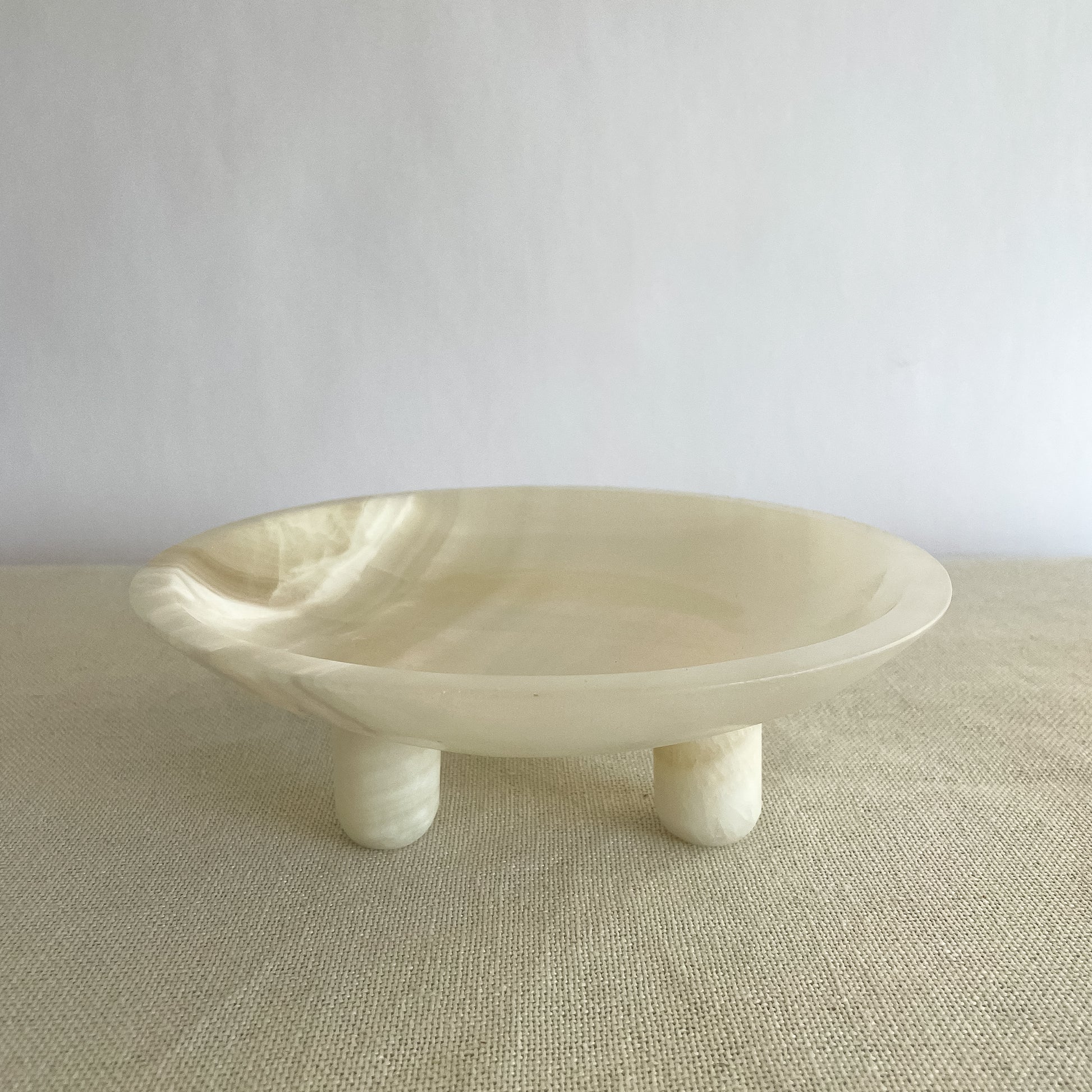 detailed view of onyx feet on dish